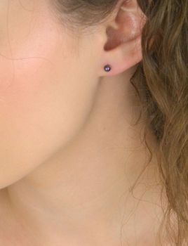 Srebrne kolczyki z ciemną perłą hodowlaną 4 mm z benzynowym połyskiem. Fiolet, zieleń, srebro 925. Elegancja i lekkość na każdą okazję (5).JPG